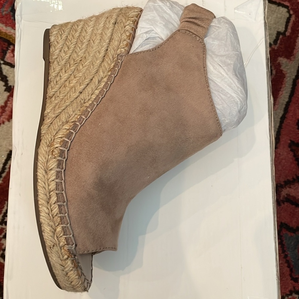 Charles by Charles David Najda Tan Wedge Sandals – Size 6M NIB - Picture 9 of 16